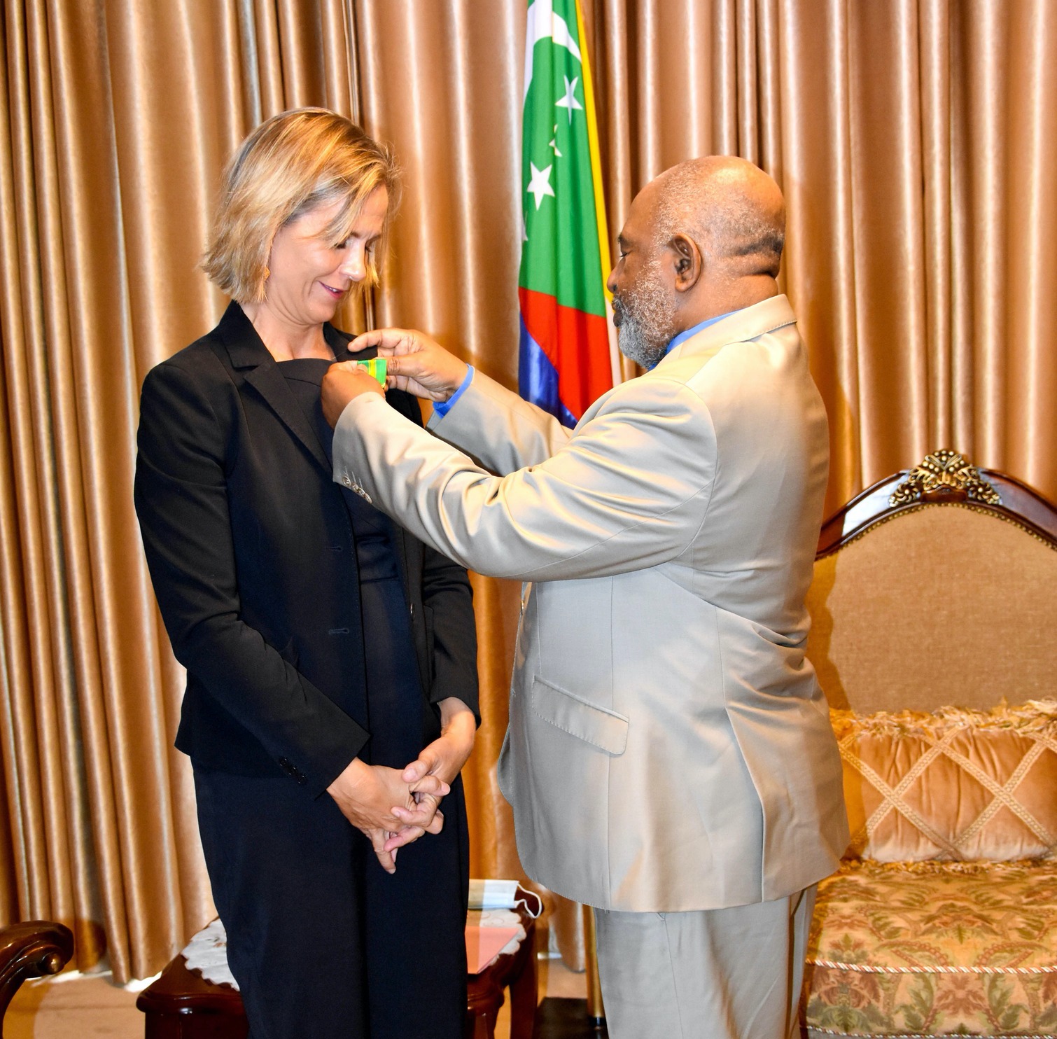 La Représentante Résidente du PNUD aux Comores, a été décorée par le Chef de L’État.